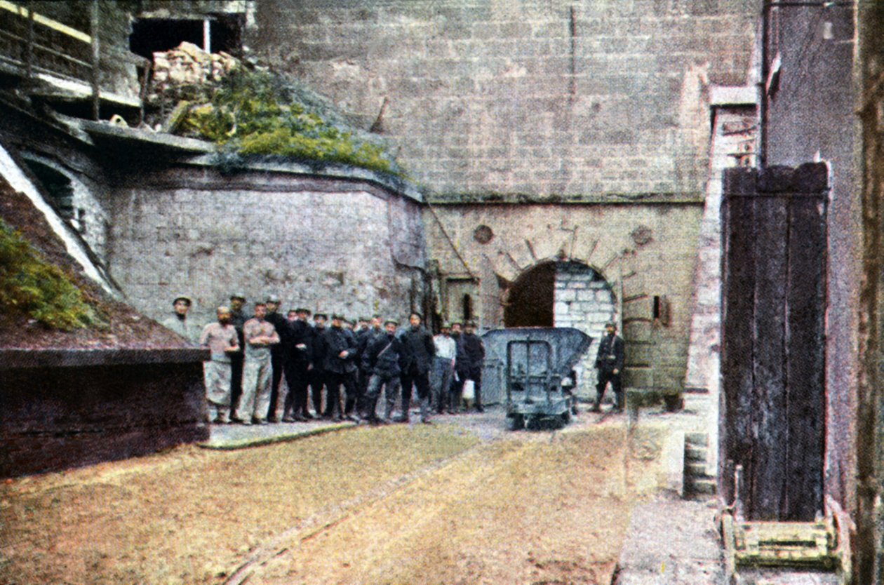 Żołnierze francuscy przy wejściu do kazamatów, Verdun, wrzesień 1916 (autochrom) autorstwa Jules Gervais Courtellemont