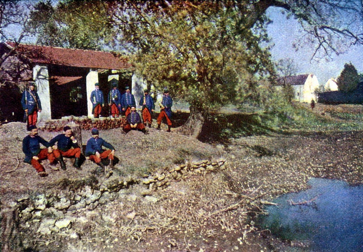 Żołnierze francuscy w Monthyon podczas bitwy nad Marną na wschód od Paryża, wrzesień 1914 (autochrome) autorstwa Jules Gervais Courtellemont
