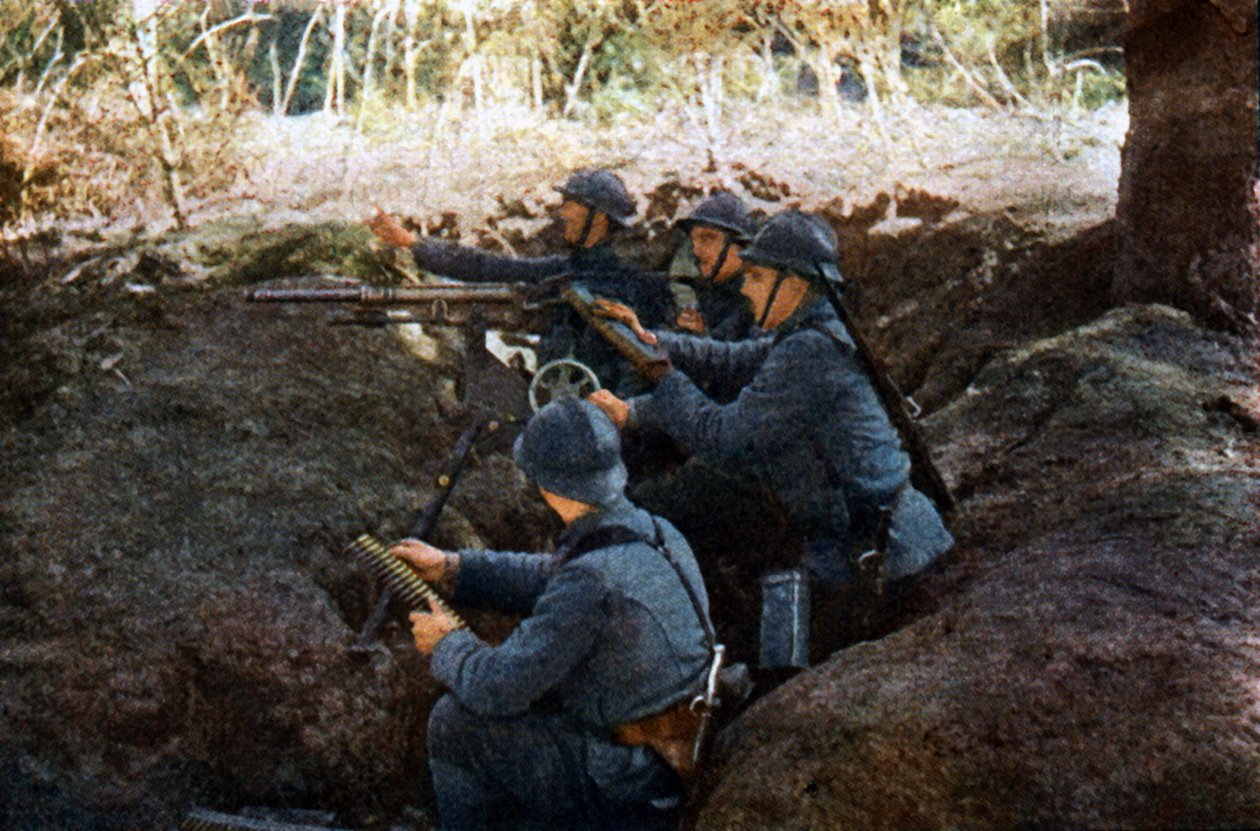 Francuscy żołnierze z karabinem maszynowym pod Verdun, wrzesień 1916 (autochrome) autorstwa Jules Gervais Courtellemont