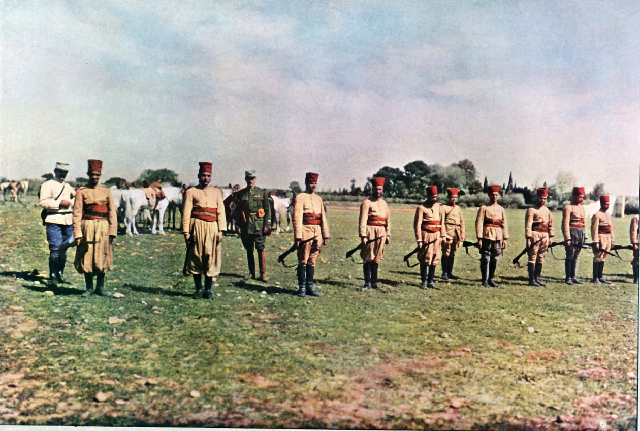Marokańscy strzelcy i dwaj francuscy oficerowie podczas bitwy nad Marną na wschód od Paryża, wrzesień 1914 (autochrome) autorstwa Jules Gervais Courtellemont