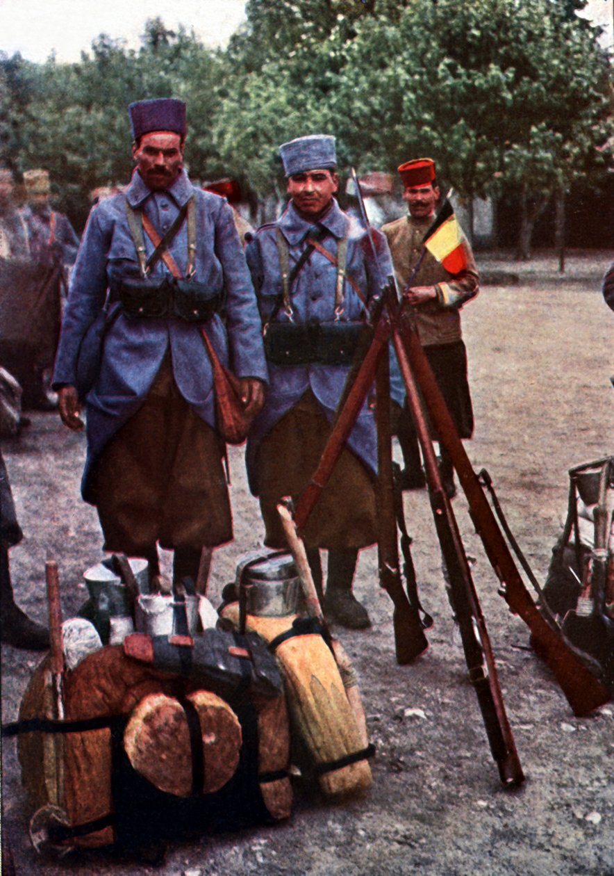 Strzelcy z Algierii w obozie podczas bitwy nad Marną na wschód od Paryża, wrzesień 1914 (autochrome) autorstwa Jules Gervais Courtellemont