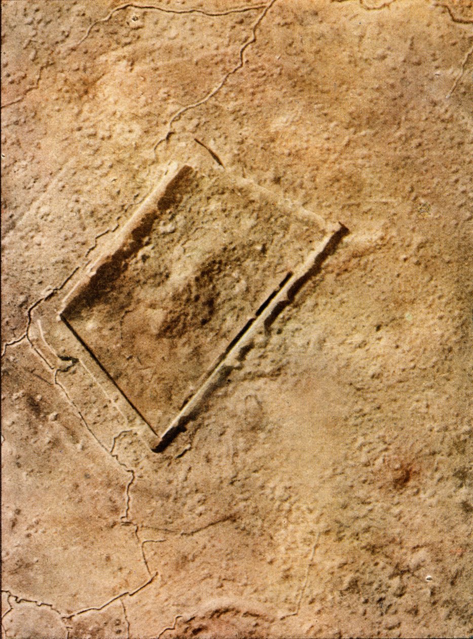 Całkowicie zrujnowany Fort de Vaux (zdjęcie lotnicze) niedaleko Verdun, wrzesień 1916 (autochrome) autorstwa Jules Gervais Courtellemont