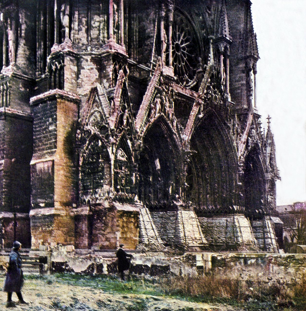 Uszkodzona katedra w Reims podczas bitwy nad Marną na wschód od Paryża, wrzesień 1914 (autochrome) autorstwa Jules Gervais Courtellemont