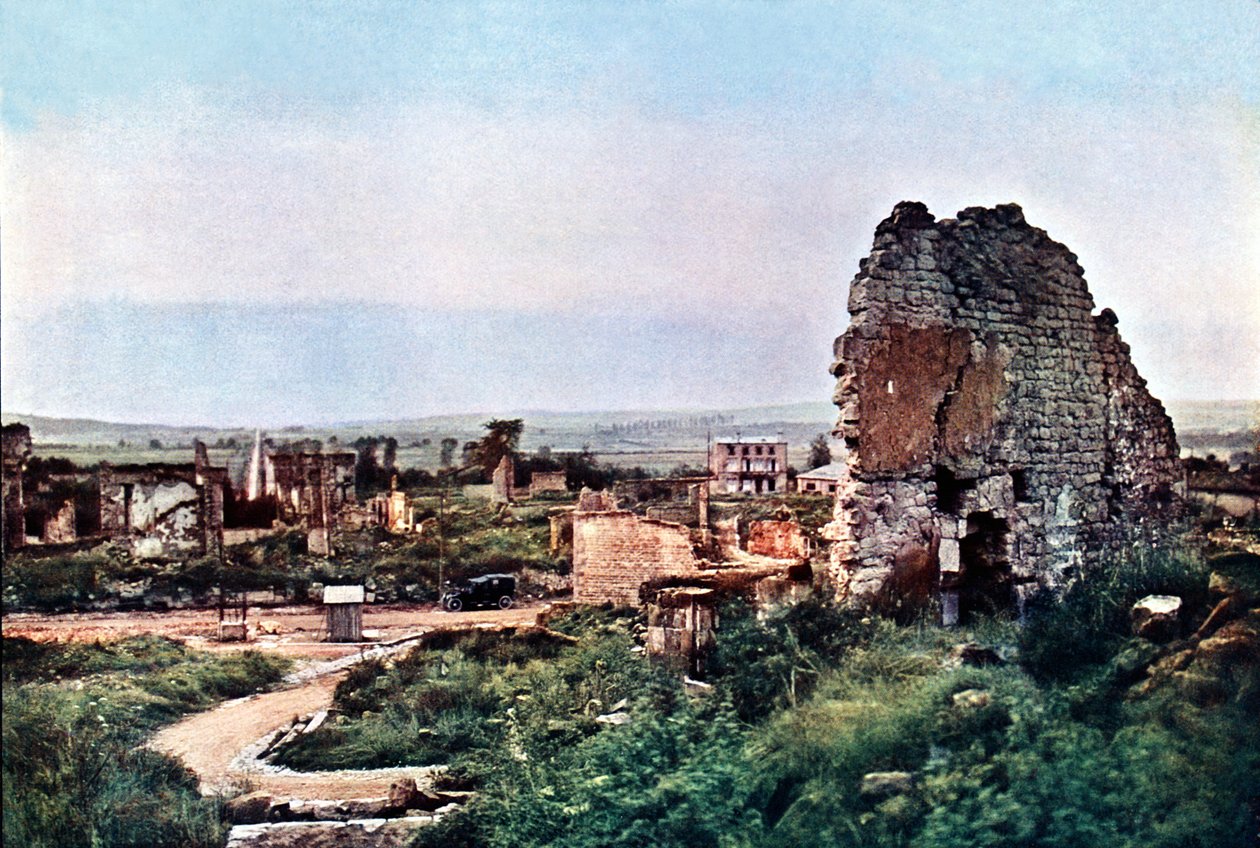 Ruiny Clermont-en-Argonne, na zachód od Verdun, wrzesień 1916 (autochrome) autorstwa Jules Gervais Courtellemont