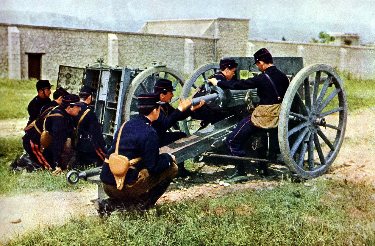 Francuscy żołnierze z moździerzem w akcji podczas bitwy nad Marną na wschód od Paryża, wrzesień 1914 (autochrome) autorstwa Jules Gervais Courtellemont
