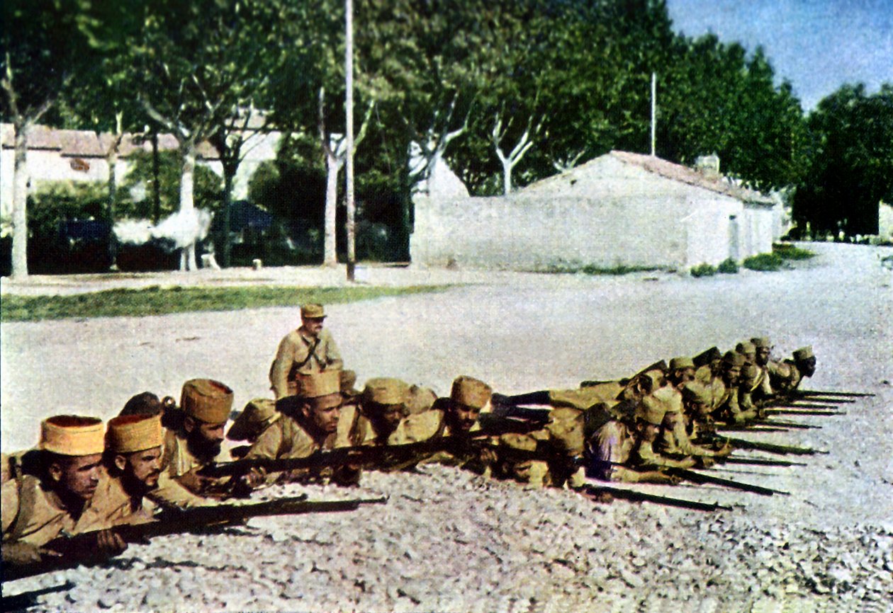 Marokańscy strzelcy i francuski oficer na skraju wsi podczas bitwy nad Marną na wschód od Paryża, wrzesień 1914 (autochrom) autorstwa Jules Gervais Courtellemont