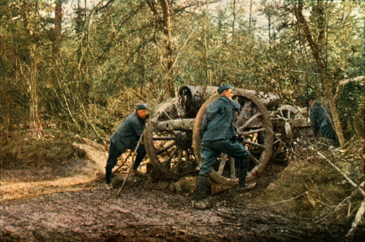 Trzech francuskich żołnierzy w lesie z haubicą, Verdun, wrzesień 1916 (autochrom) autorstwa Jules Gervais Courtellemont