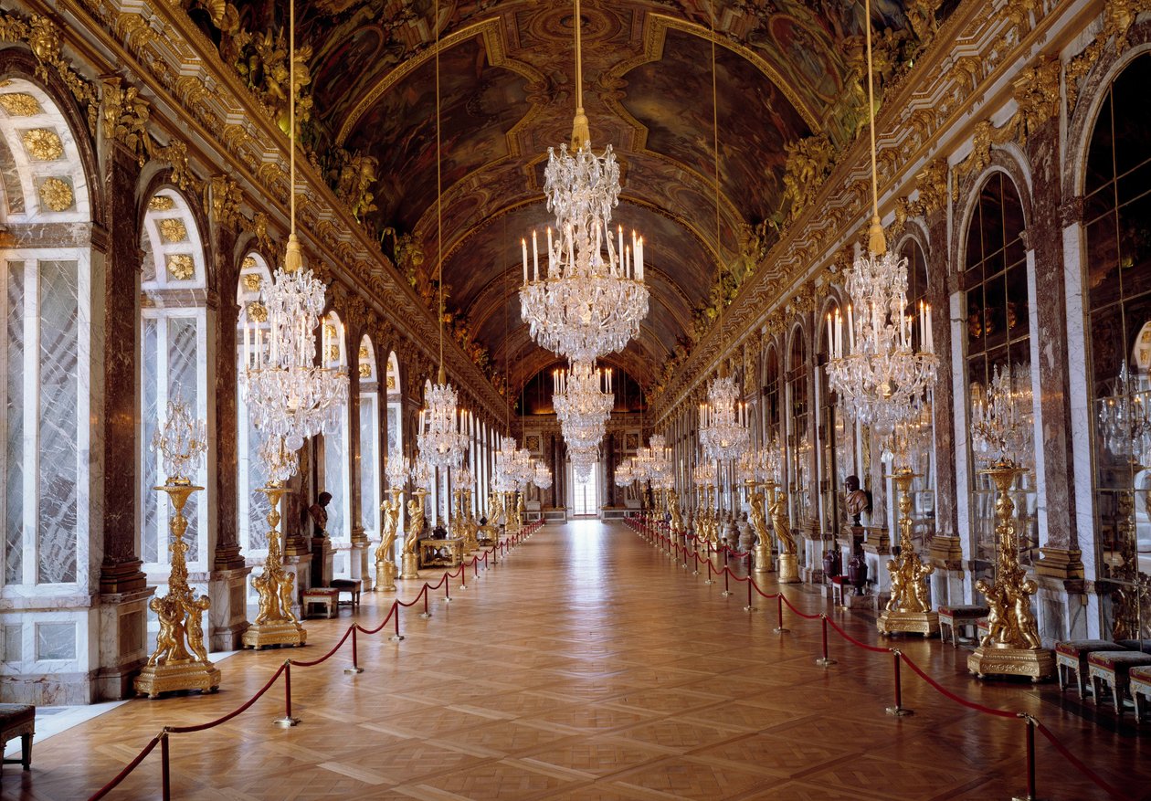 Architektura: widok Galerie des Glaces w Wersalu odrestaurowany przez architekta Jules Hardouin-Mansart i zbudowany w latach 1678-1684. Zamek w Wersalu, Wersal autorstwa Jules Hardouin Mansart