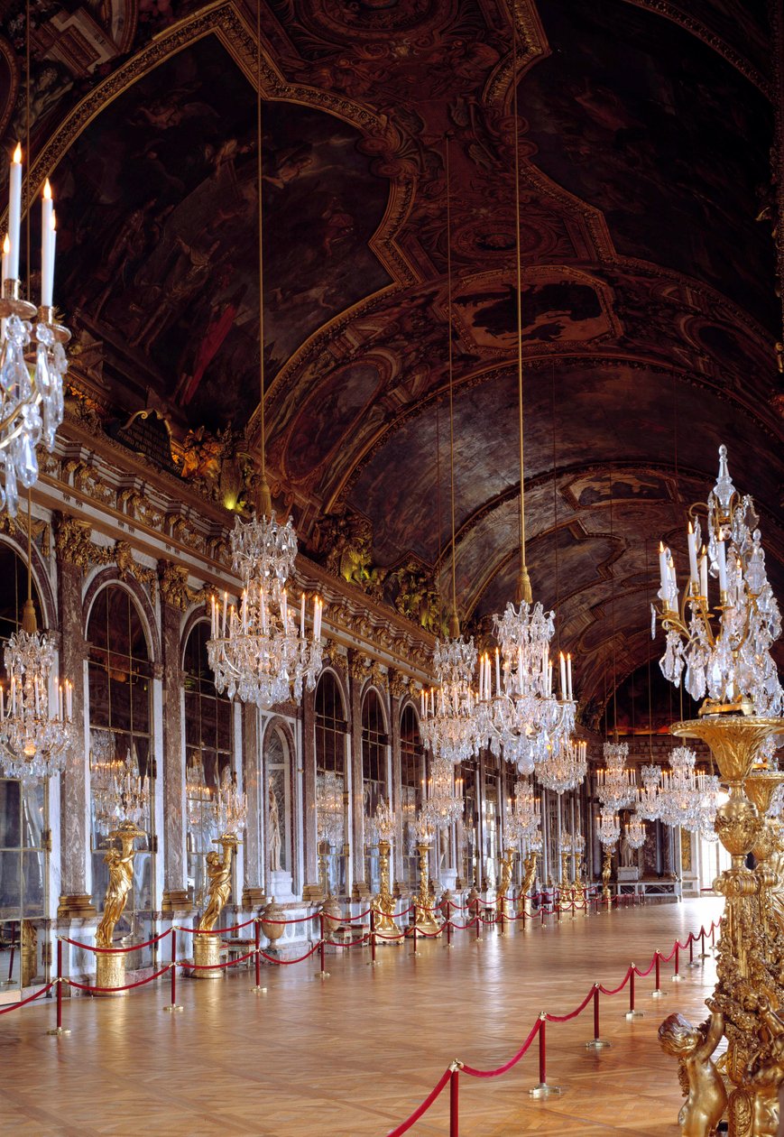 Widok na Galerie des Glaces w Wersalu odrestaurowany, zbudowany w 1678 roku przez Julesa-Hardouina Mansarta. Zamek w Wersalu. autorstwa Jules Hardouin Mansart
