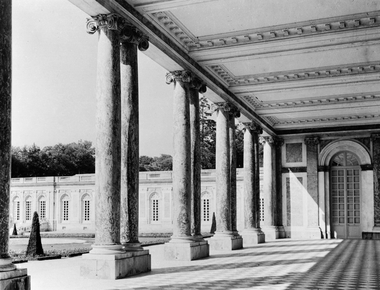 Widok na perystyl i lewe skrzydło Grand Trianon, 1687-88 autorstwa Jules Hardouin Mansart