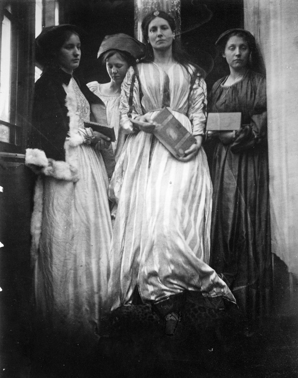 Ilustracja do „Księżniczki” Alfreda, Lorda Tennysona, 1875 (druk albumowy) autorstwa Julia Margaret Cameron