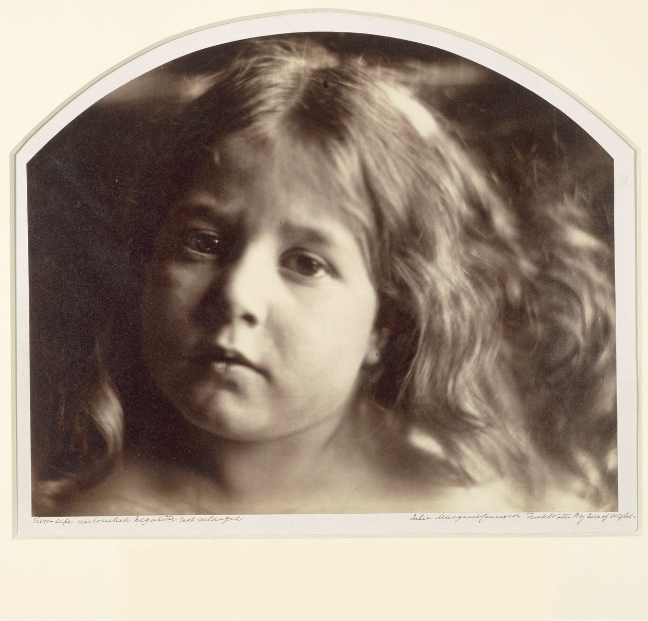 Portret młodej dziewczyny (odbitka albumowa z negatywu kolodionowego na szkle) autorstwa Julia Margaret Cameron