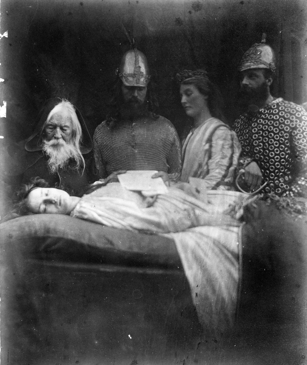 Śmierć Elaine, ilustracja z „Idylls of the King” Alfreda, Lorda Tennysona, 1875 (druk albumowy) autorstwa Julia Margaret Cameron