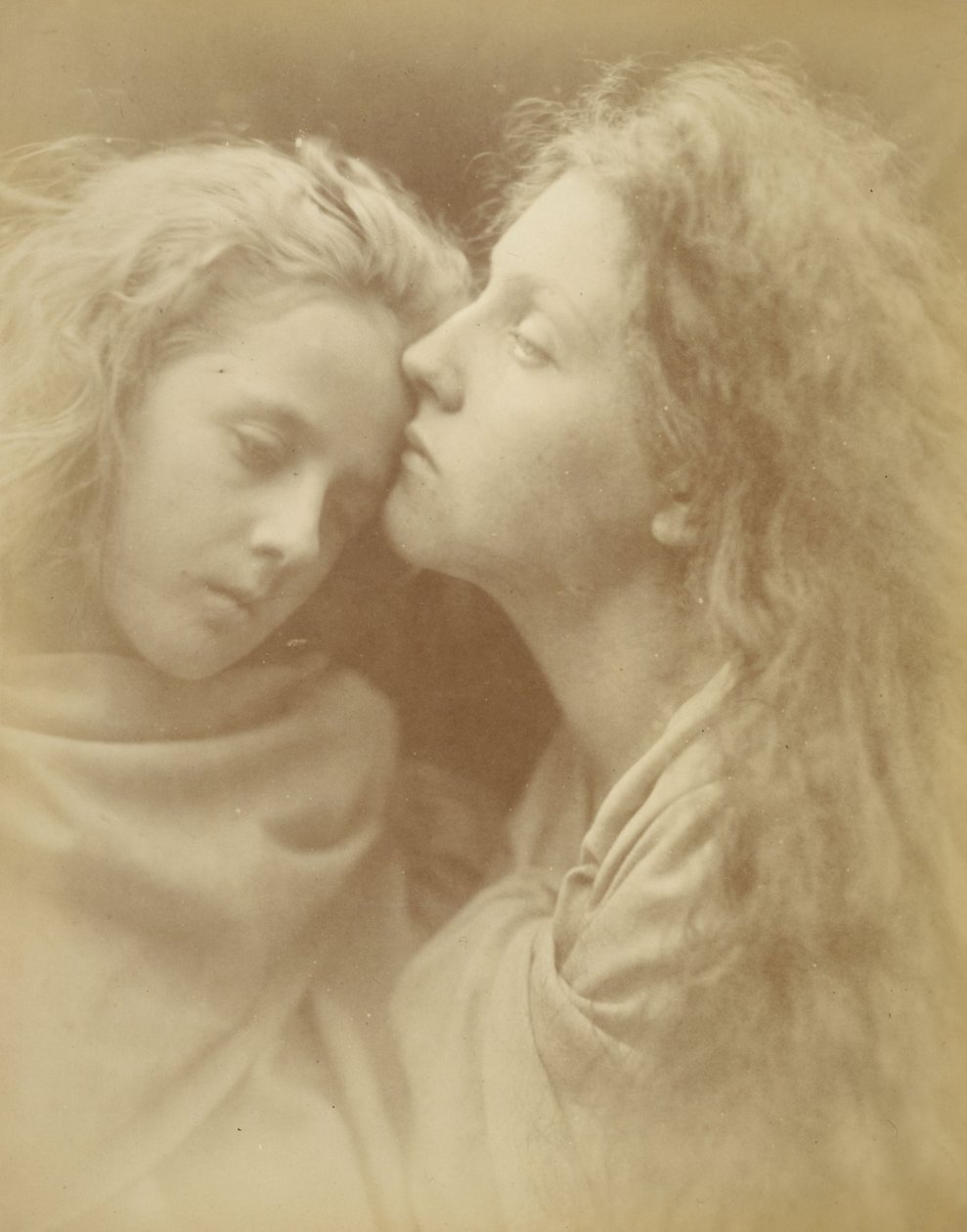 („The Kiss of Peace” – Pocałunek pokoju) – Mary Ann Hillier (i Florence Anson) autorstwa Julia Margaret Cameron