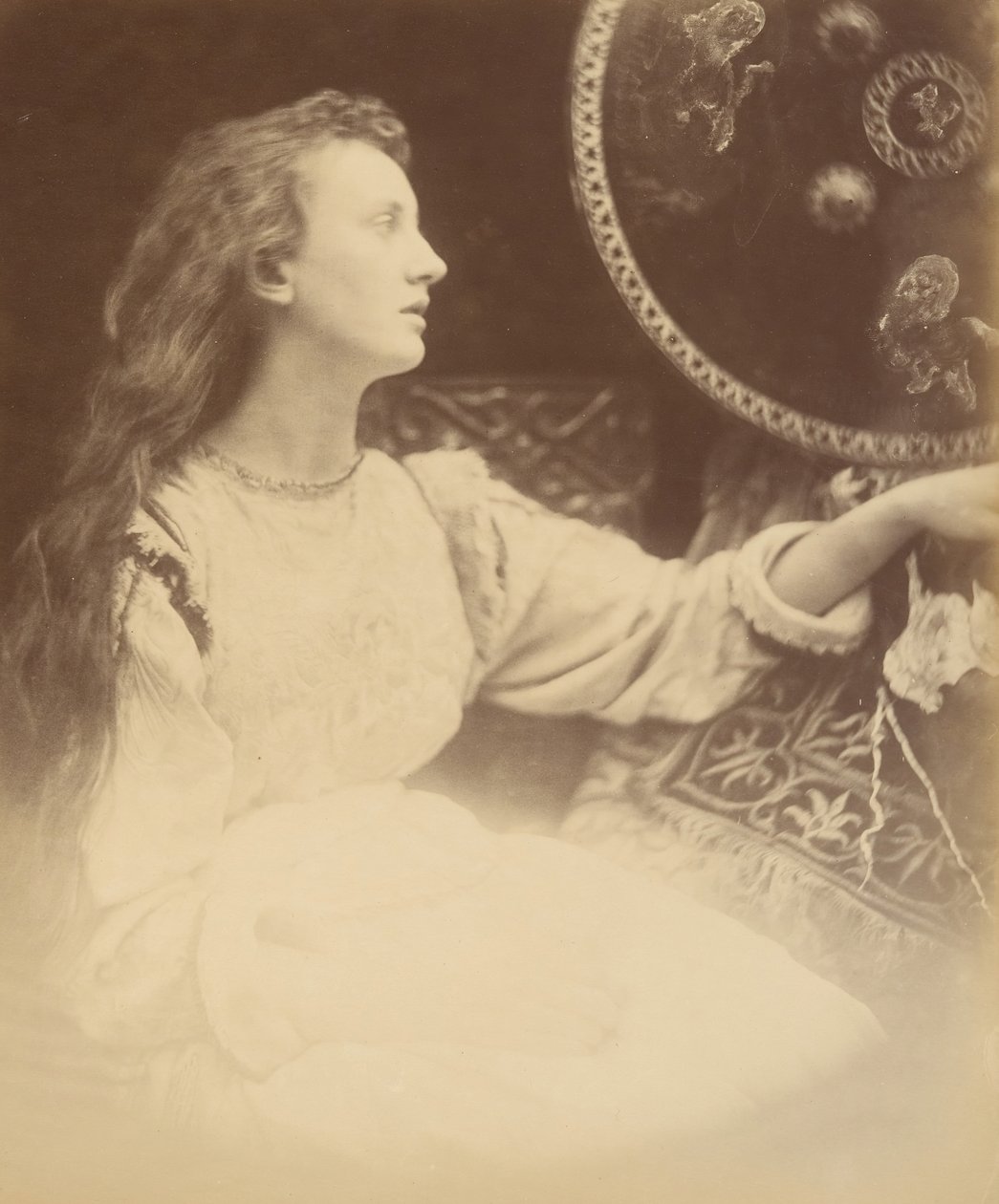 Lilia Elaine - Pokojówka z Astolat, 1874. autorstwa Julia Margaret Cameron