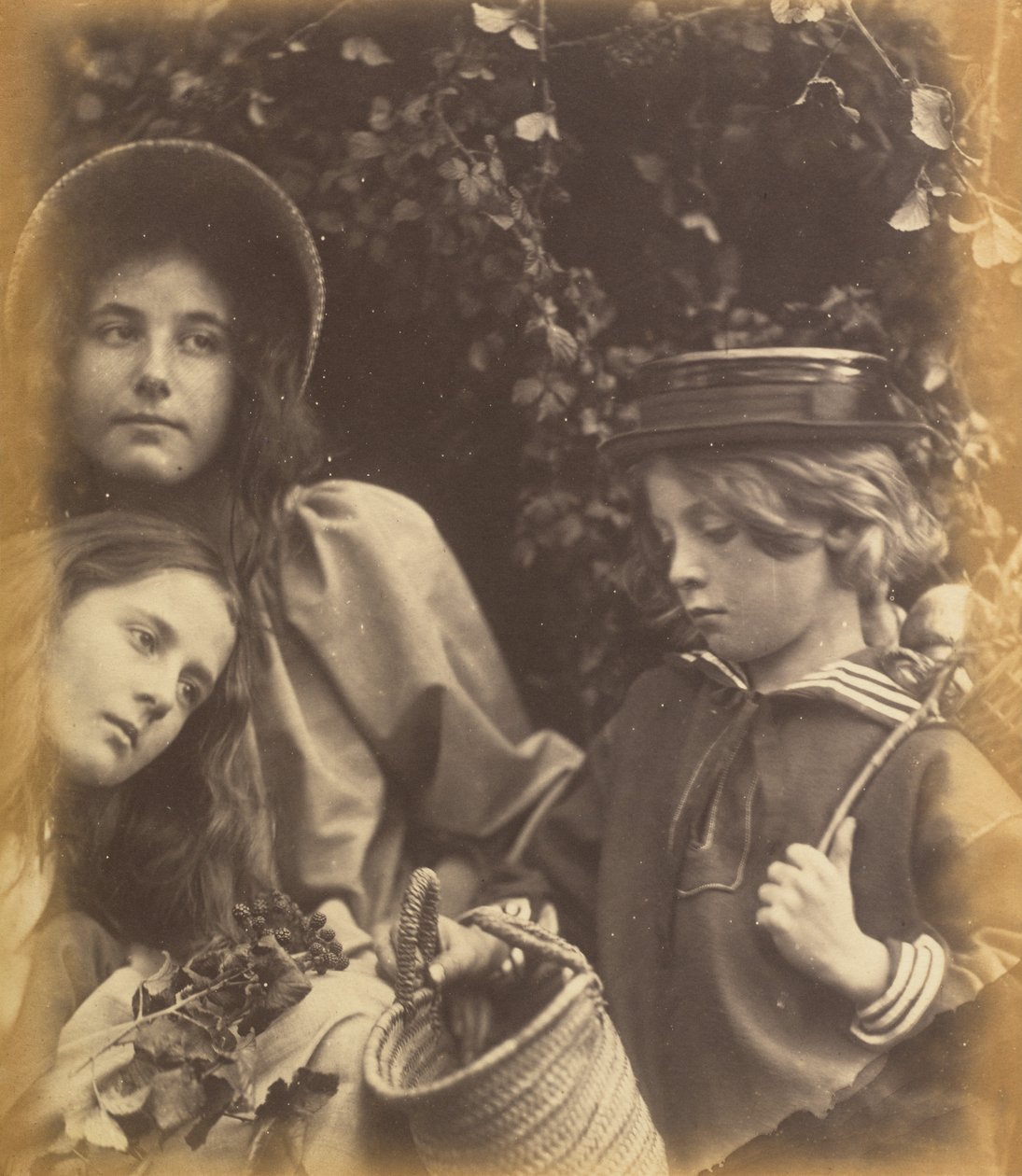 Elizabeth Keown, Kate Keown i Freddy Gould, ok. 1930 r. 1866-1868. autorstwa Julia Margaret Cameron