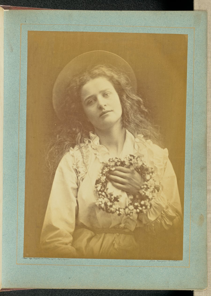 ["Bo mam być królową maja, matko, mam być królową maja"]. autorstwa Julia Margaret Cameron
