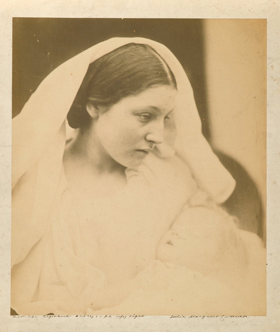 La Madonna Riposata odpoczywająca w nadziei, 1864 (zdjęcie srebrne albumu) autorstwa Julia Margaret Cameron