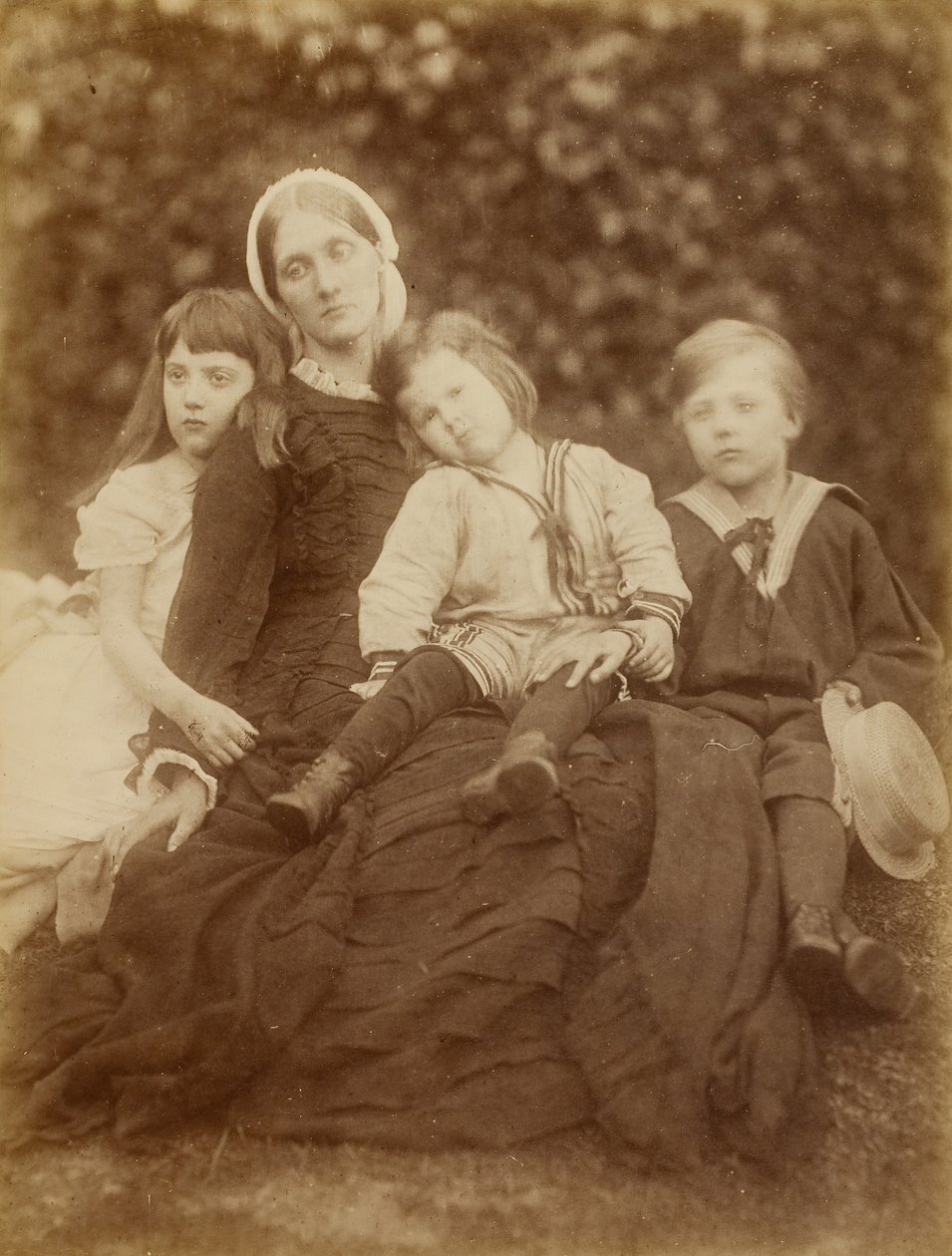 Pani Herbert Duckworth z Florence Fisher, George Duckworth i Herbert Fisher, sierpień 1872 r. autorstwa Julia Margaret Cameron