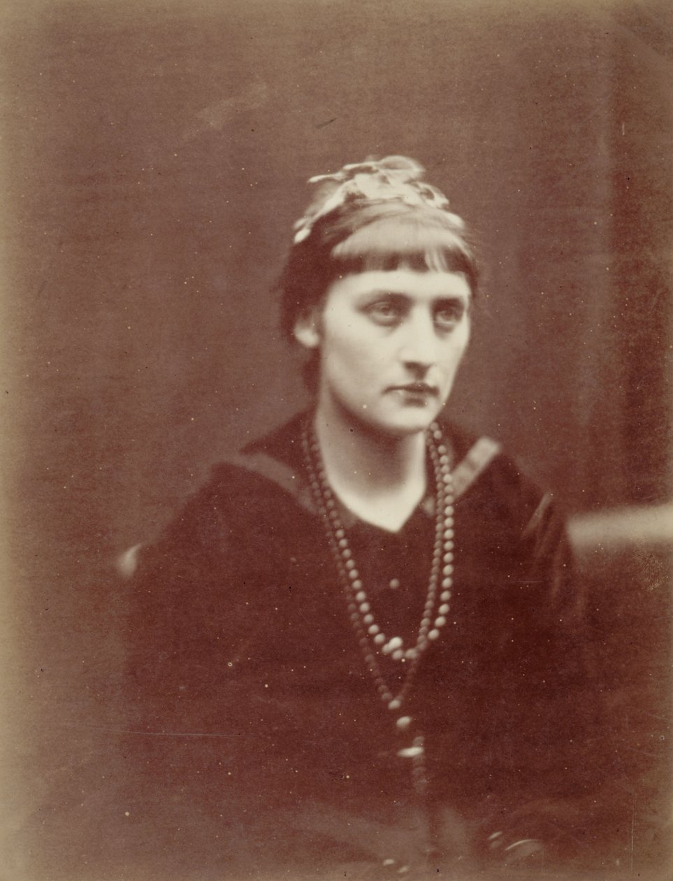 Portret kobiety z dwoma naszyjnikami autorstwa Julia Margaret Cameron
