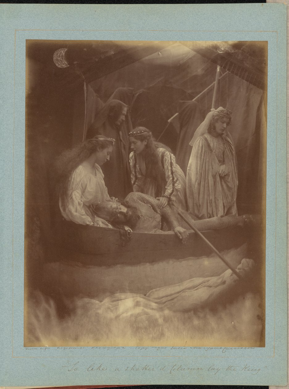 „Tak leżał Król, niczym strzaskana kolumna” autorstwa Julia Margaret Cameron