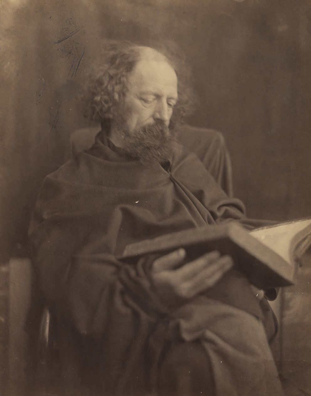 Czytanie Tennysona, 1865. autorstwa Julia Margaret Cameron