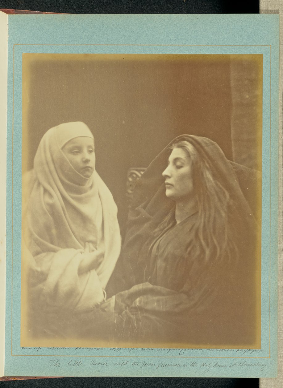 Mała nowicjuszka z królową Ginewrą w „Świętym Domu w Almesbury” autorstwa Julia Margaret Cameron