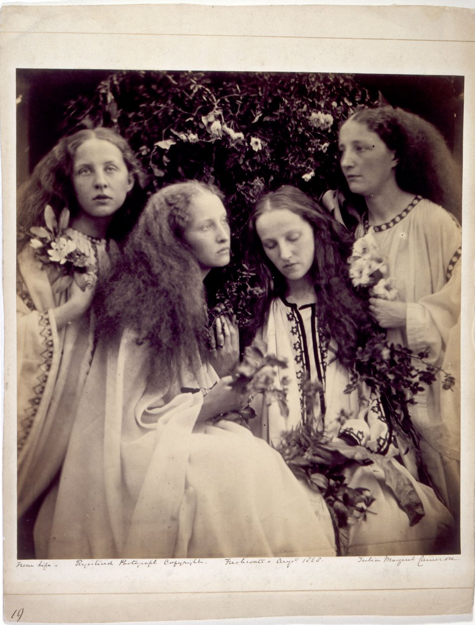 „Ogród różanych pąków dziewcząt” - Siostry Fraser Tytler autorstwa Julia Margaret Cameron