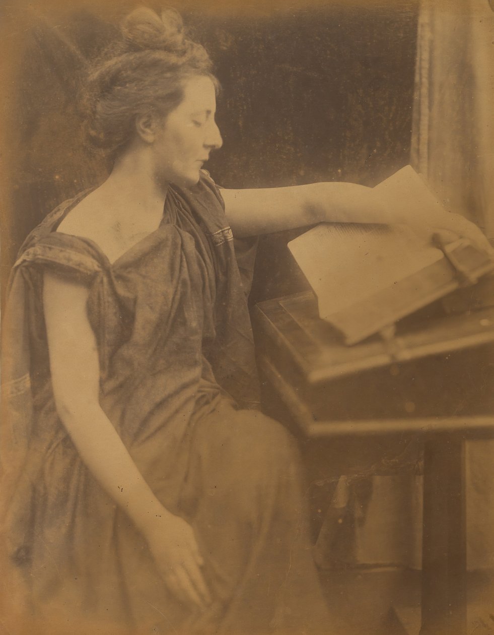 [Kobieta w szatach czytająca książkę], 1870. autorstwa Julia Margaret Cameron