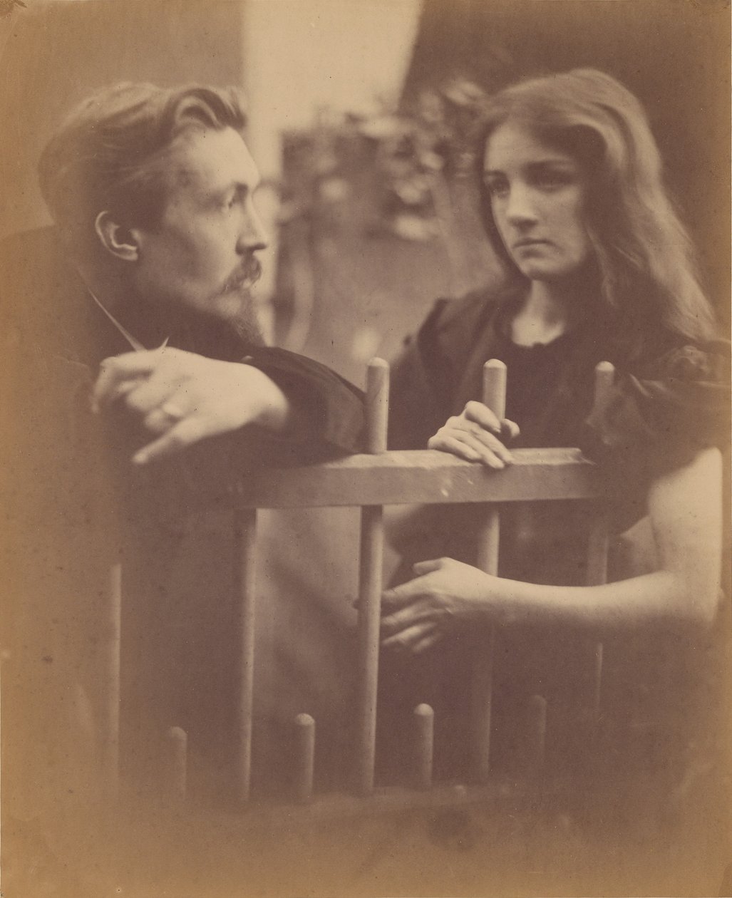 [Młody mężczyzna i kobieta opierający się o płotek] autorstwa Julia Margaret Cameron