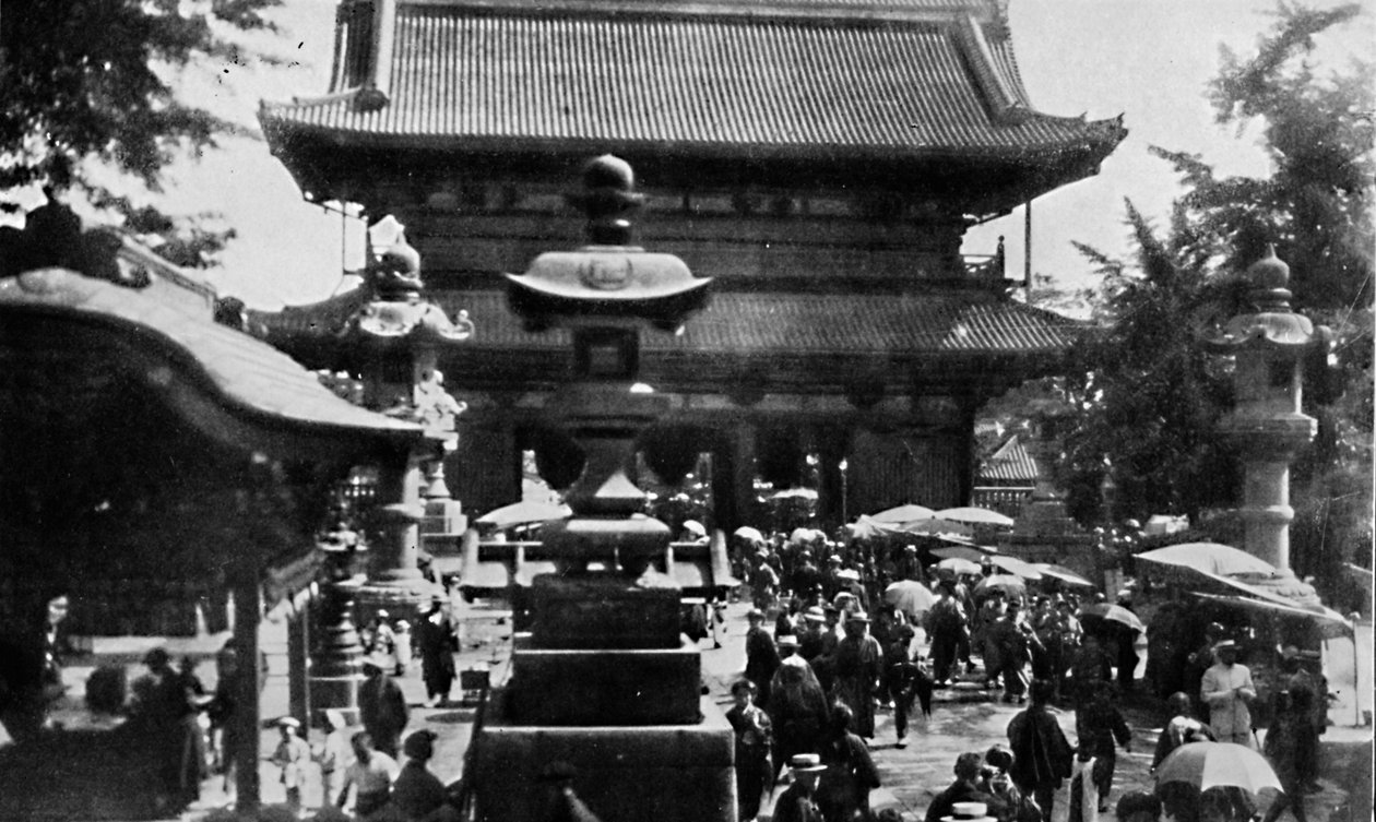 W Asakusa, wielkiej świątyni Tokio, biznes wróżenia jest energiczny, około 1900, 1921. autorstwa Julian Leonard Street