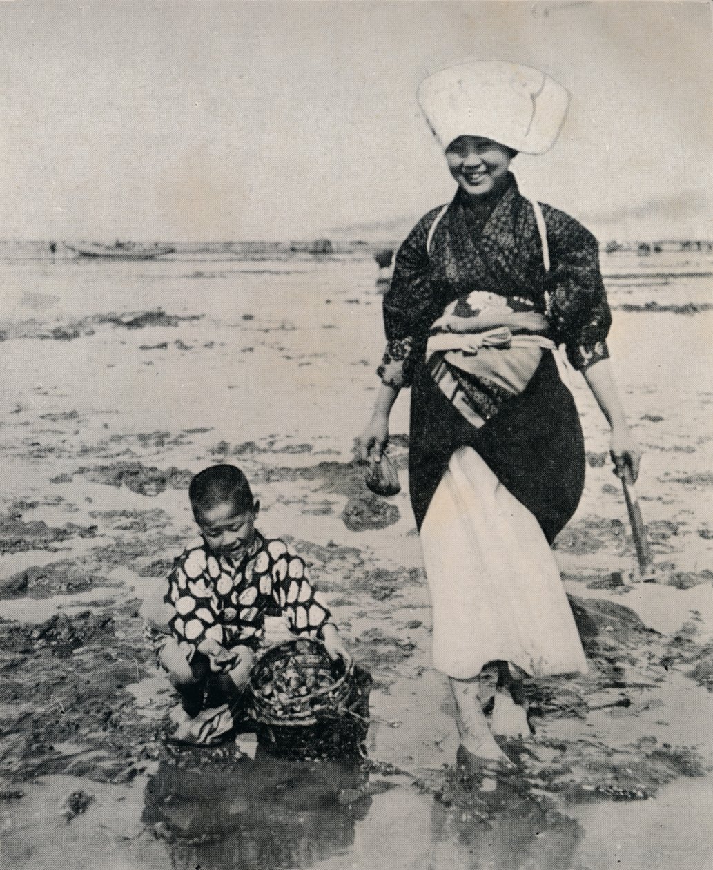 Kopanie małży podczas odpływu w Zatoce Tokijskiej, ok. 1900, 1921 autorstwa Julian Leonard Street