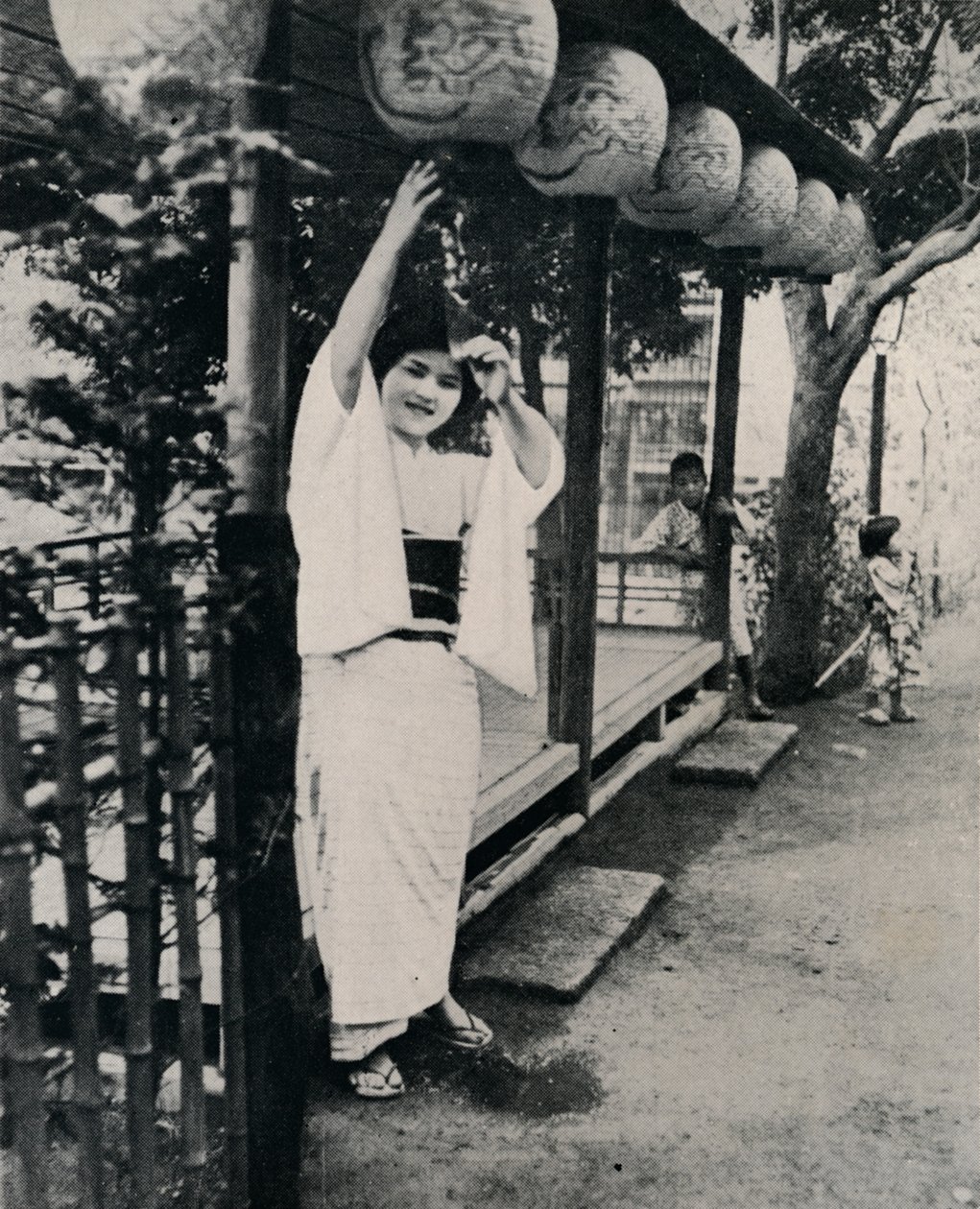 Słodki, naturalny uśmiech pokojówki herbaciarni, zwanej nesan - starsza siostra, ok. 1900, 1921. autorstwa Julian Leonard Street