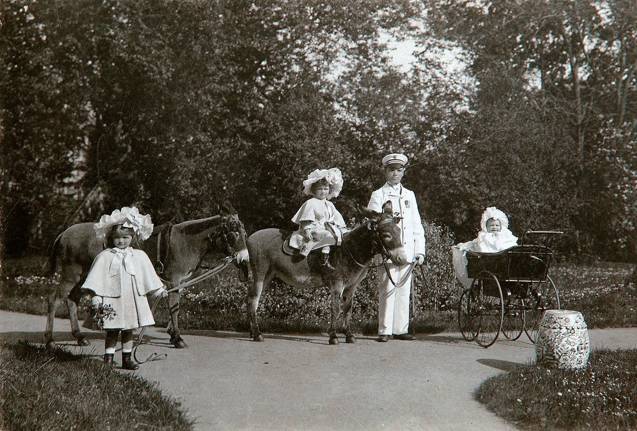 Wielkie Księżne Olga, Tatiana i Maria z Rosji, Carskie Sioło, Rosja, c1899-c1900 autorstwa K. von Hahn