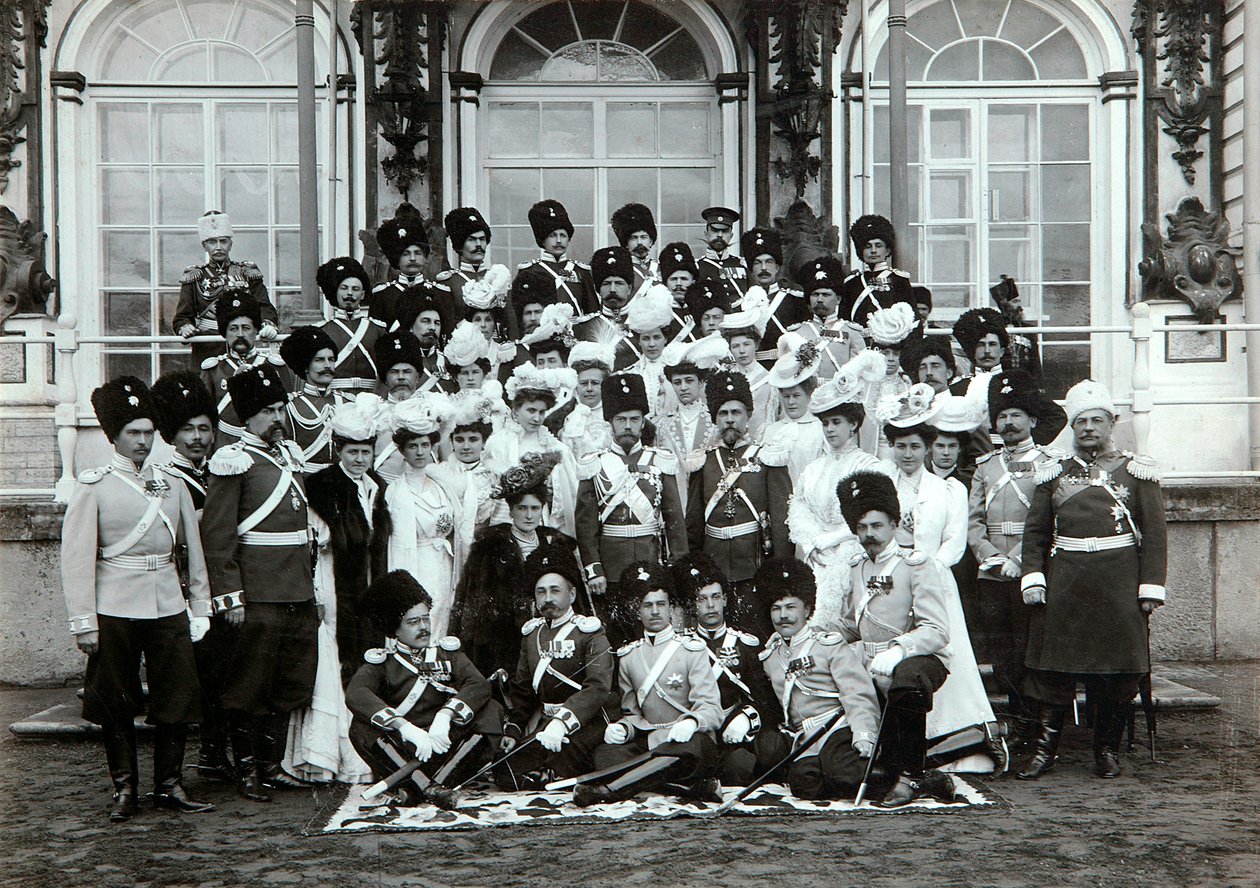 Rosyjska rodzina cesarska przed Pałacem Katarzyny, Carskie Sioło, Rosja, początek XX wieku. autorstwa K. von Hahn