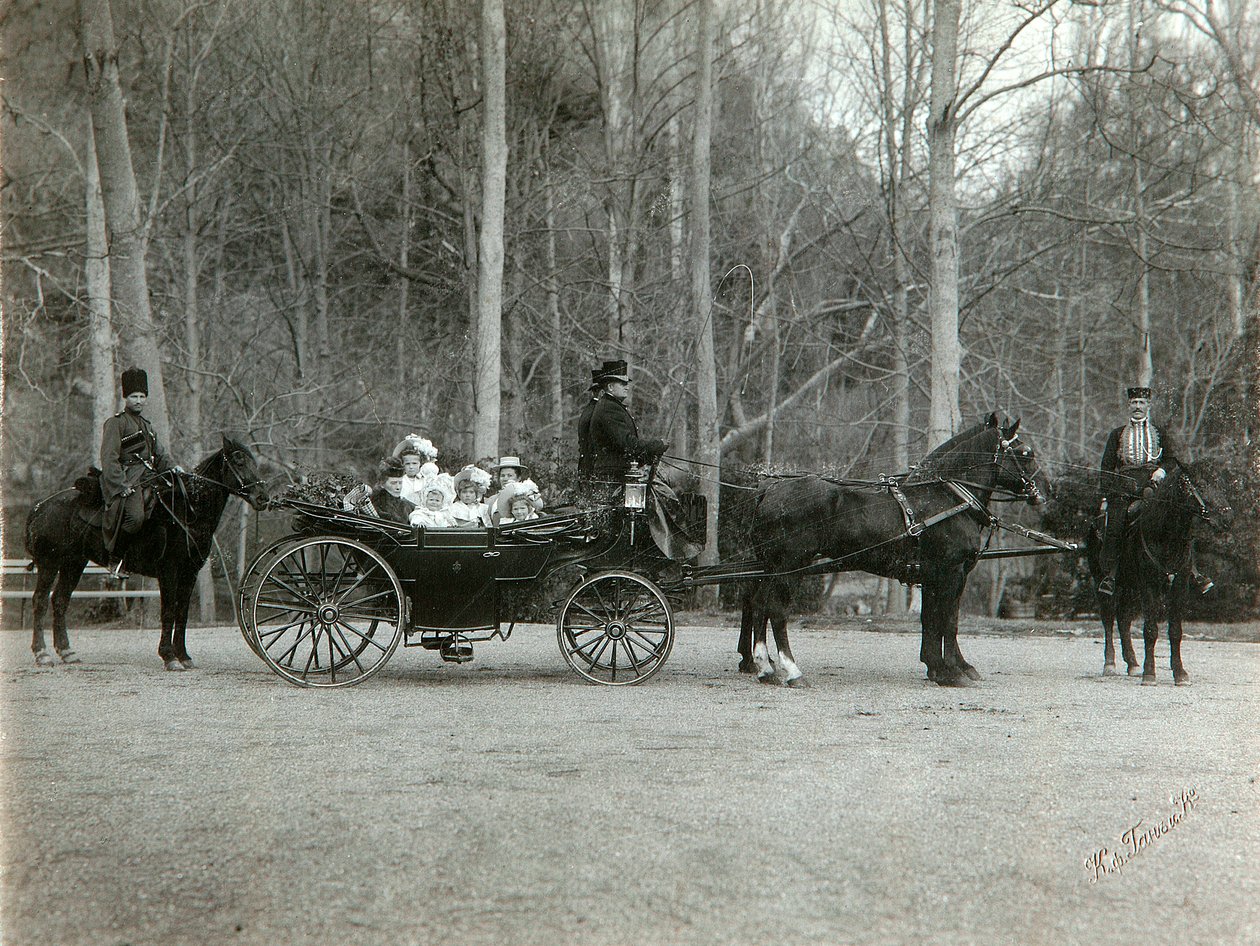 Car Mikołaj II z rodziną w parku Carskie Sioło, Rosja, 1900. autorstwa K. von Hahn