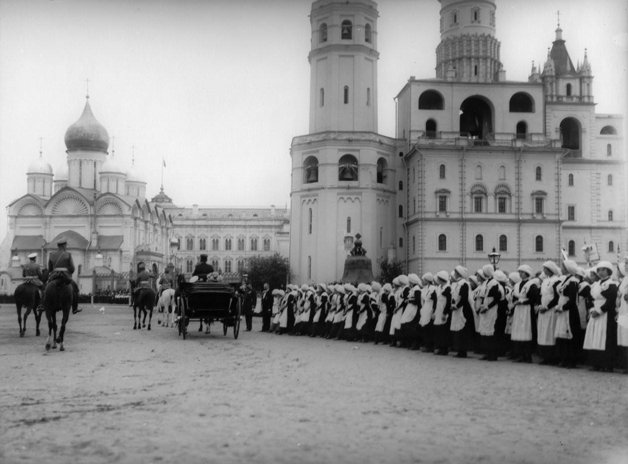 Car Mikołaj II przeglądający defiladę uczniów Moskwy na Kremlu, Rosja, 1912 autorstwa K. von Hahn
