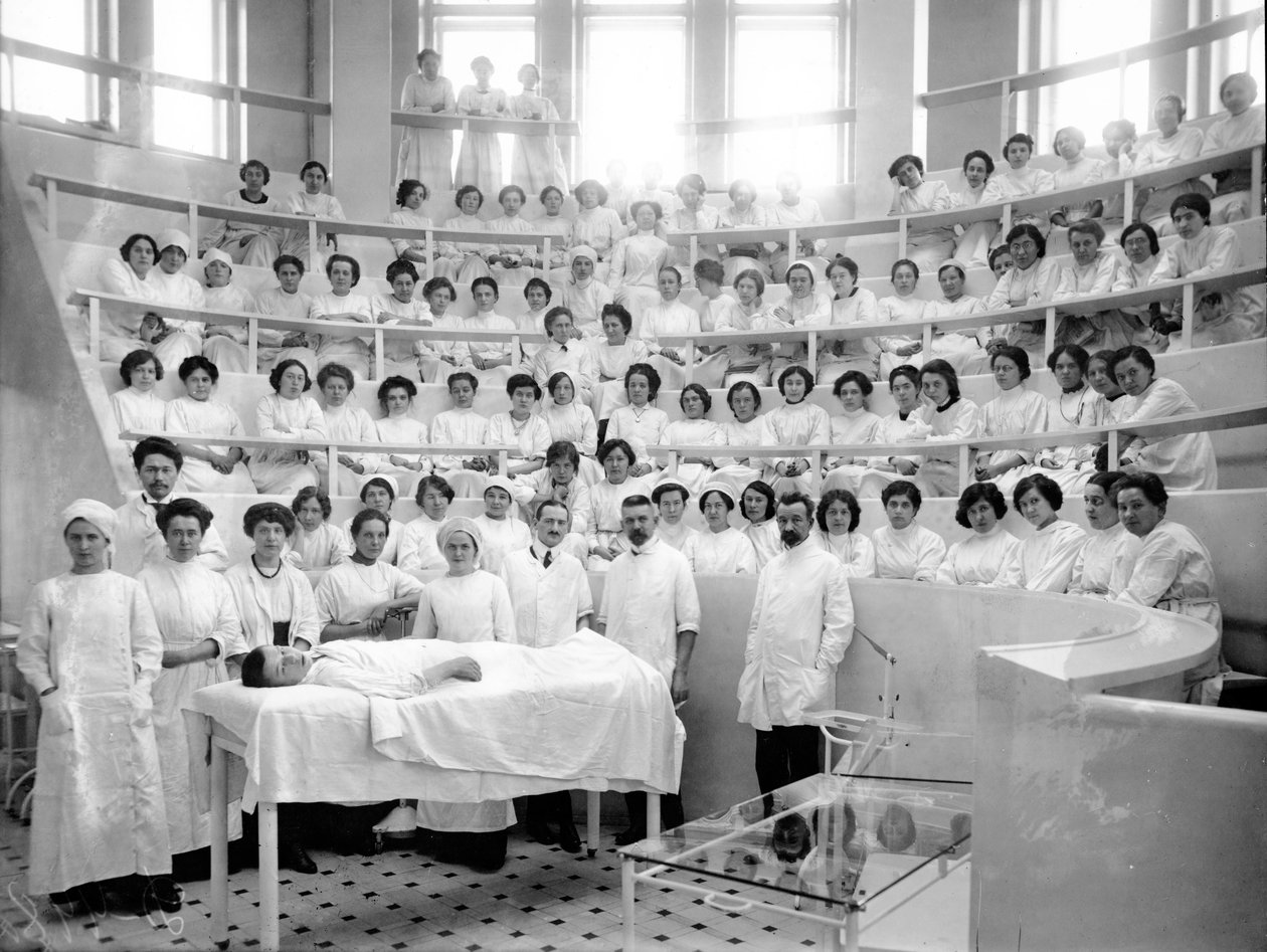 Studentki Żeńskiego Instytutu Medycznego w teatrze podczas wykładu, 1913 autorstwa Karl Karlovich Bulla