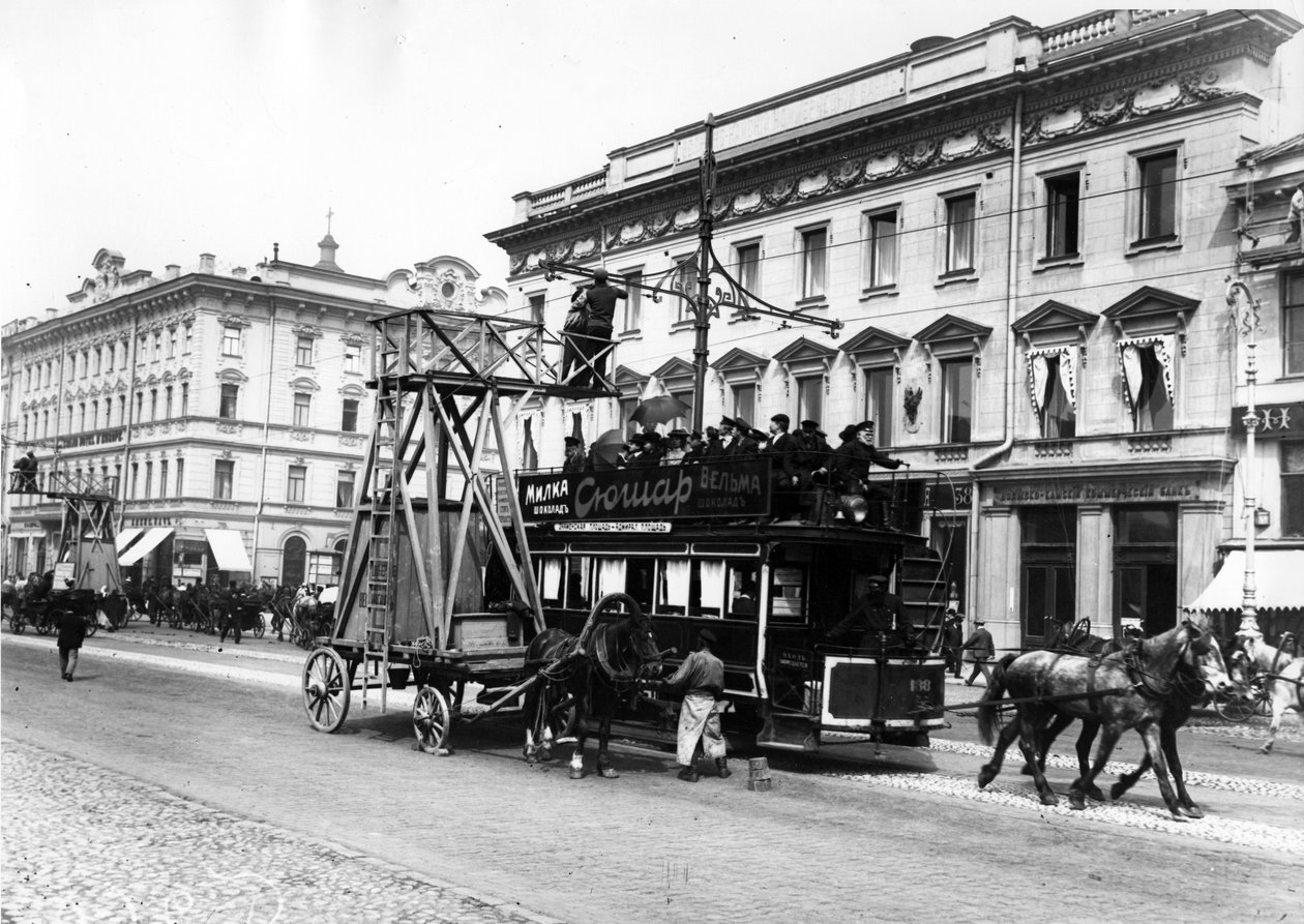 Drewniany wózek rusztowania używany do naprawy przewodów tramwajowych, Petersburg, 1908 r. autorstwa Karl Karlovich Bulla