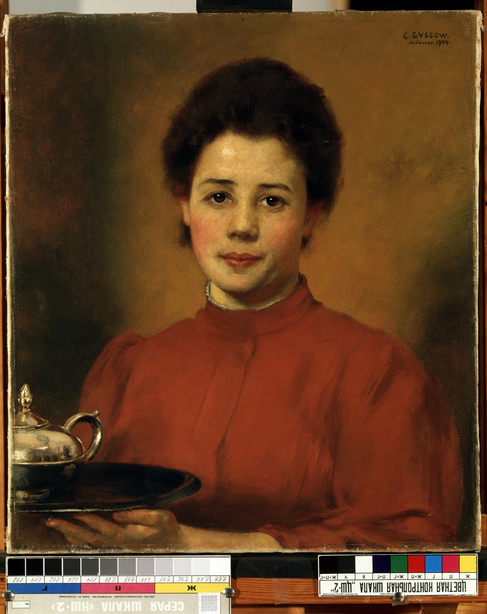 ""Młoda Kobieta W Czerwieni"" Portret Kobiety Niosącej Tacę Z Czajniczek Srebrny. (Kobieta w czerwieni) Obraz Karla (Carla) Gusova (1843-1907) 1904 Muzeum Sztuk Pięknych Mikalojus Konstantinas Ciurlionis, Kowno, Litwa autorstwa Karl Gussow