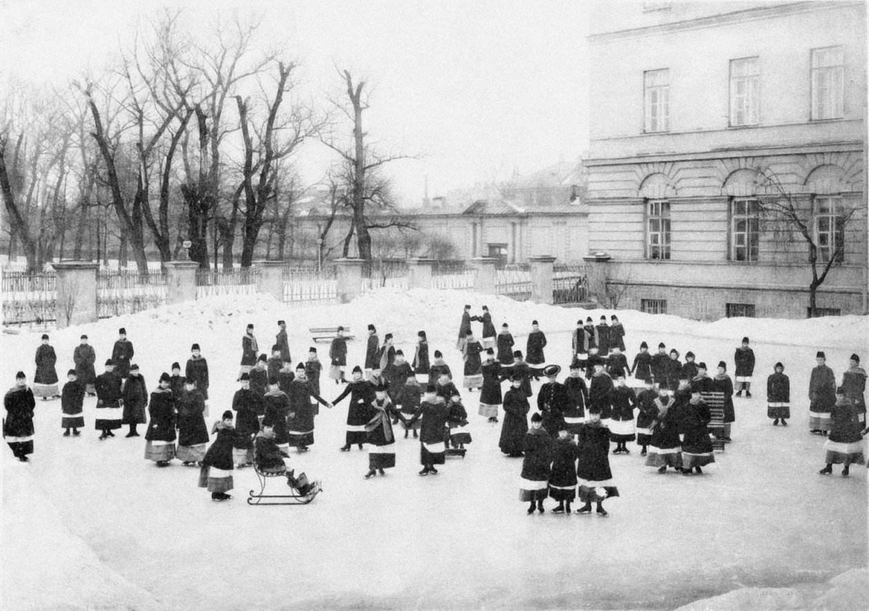 Uczennice Instytutu Smolnego dla Szlachetnych Dziewic na Winter Walk, ok. godz. 1913 autorstwa Karl Karlovich Bulla
