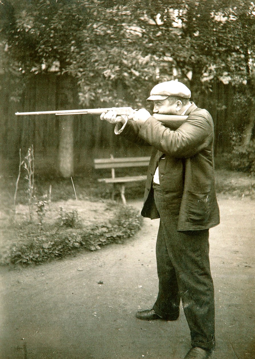 Rosyjski pisarz Aleksander Kuprin strzelający, Gatchina, Rosja, początek XX wieku. autorstwa Karl Karlovich Bulla
