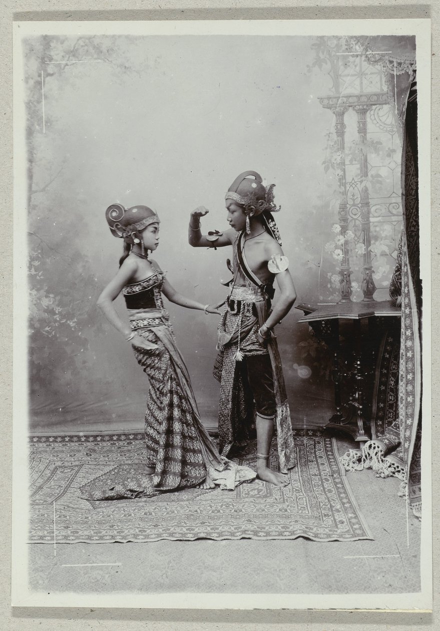 Studio portret dwóch jawajskich tancerzy w tradycyjnych strojach i makijażu autorstwa Kassian Cephas