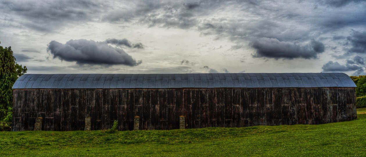 Long Old Barn II, 2020 (zdjęcie ilustracyjne) autorstwa Katha Wood