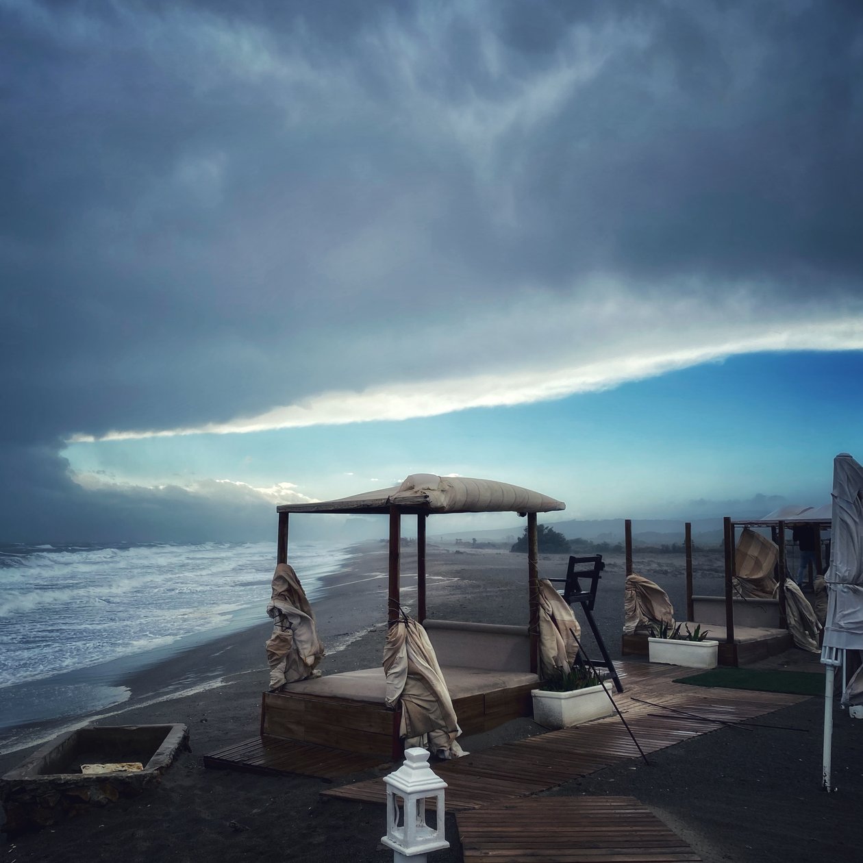 Surreal Stormy Sky Winter Beach autorstwa Katha Wood