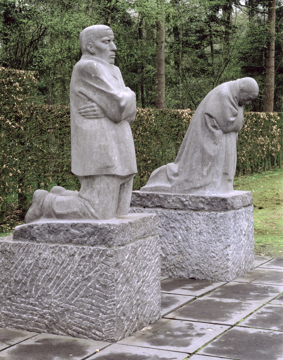 Pomnik przedstawiający artystkę i jej męża opłakujących zmarłego syna, Petera Kollwitza, poświęcony w 1931 r. autorstwa Käthe Kollwitz