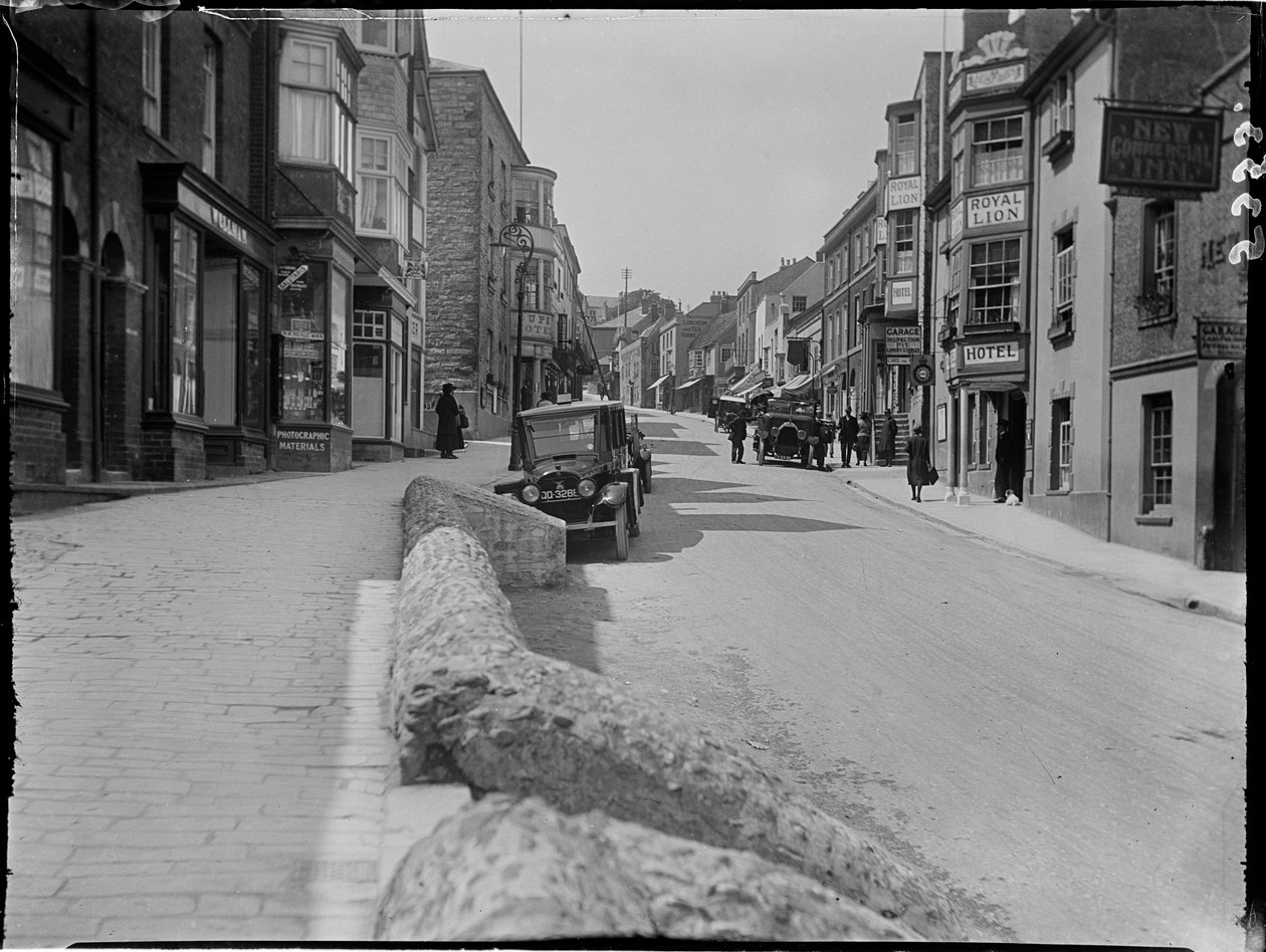 Broad Street, Lyme Regis, Dorset, 22.05.1925 (czarno-białe zdjęcie) autorstwa Katherine Jean Macfee