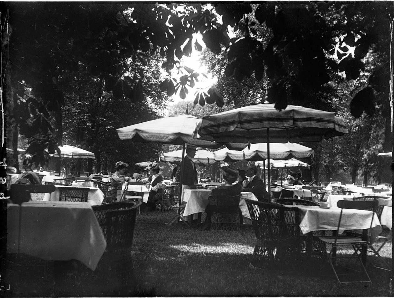 Hyde Park, City Of Westminster, Londyn, 27.04.1905 (czarno-białe zdjęcie) autorstwa Katherine Jean Macfee