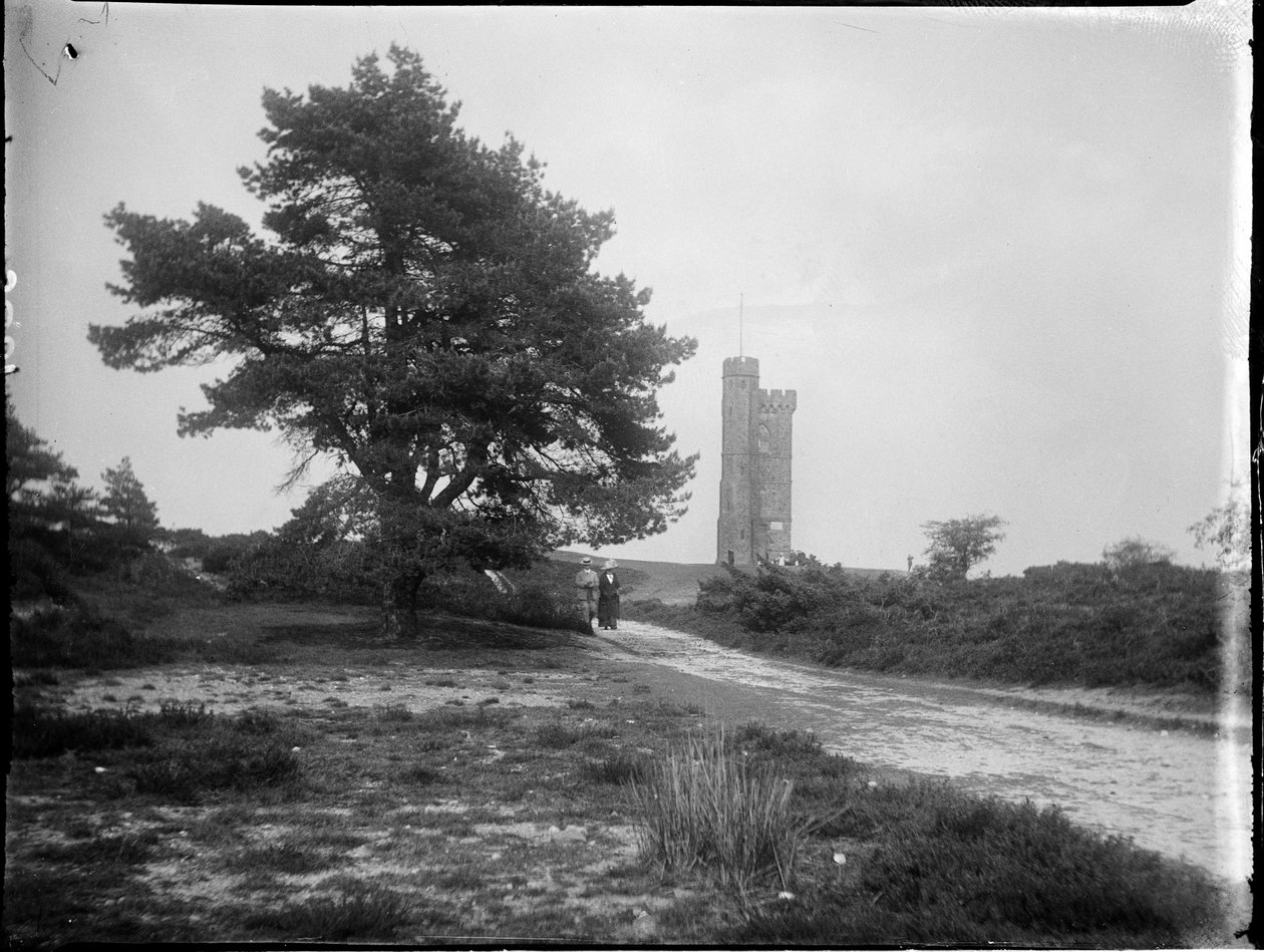 Leith Hill Tower, Leith Hill, Wotton, Mole Valley, Surrey, 25.05.1912 (czarno-białe zdjęcie) autorstwa Katherine Jean Macfee