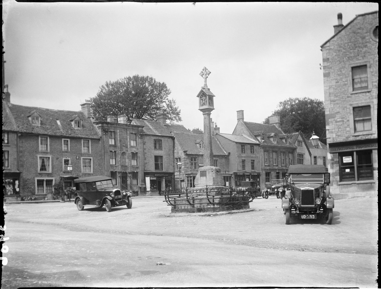 Market Square, Stow-On-The-Wold, Cotswold, Gloucestershire, 09 maja 1928 - 23 maja 1928 (czarno-białe zdjęcie) autorstwa Katherine Jean Macfee